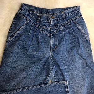 CHIC Vintage high waisted jeans!
